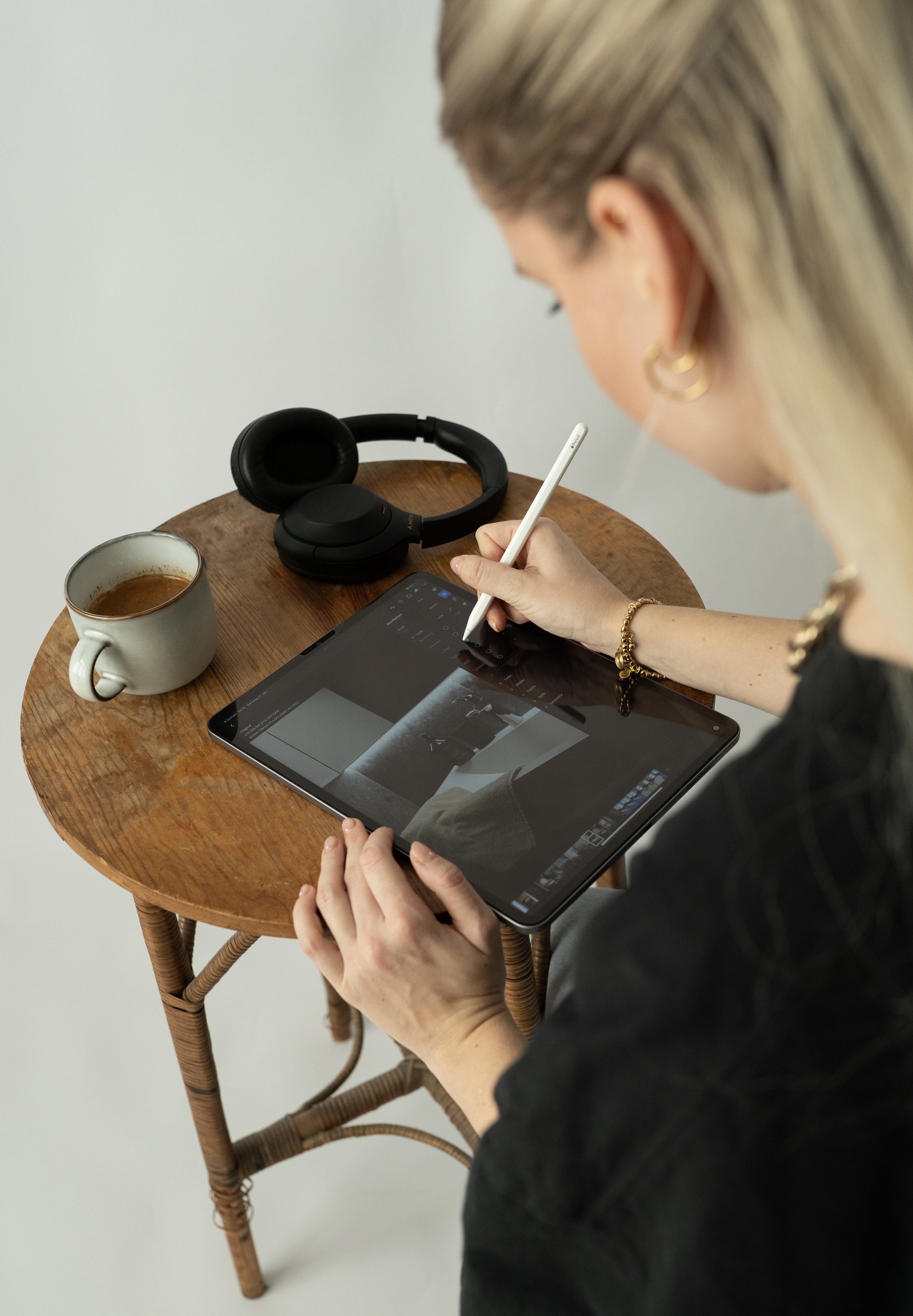 Gründerin der Agentur AVECK am arbeiten mithilfe eines IPad's